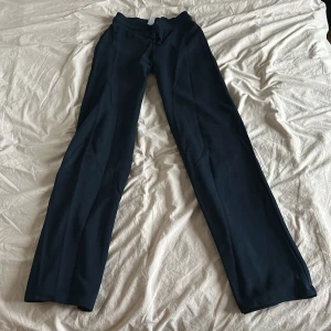 Mörkblå vida byxor från Gina Tricot - Säljer dessa skit snygga och sköna byxor från gina💞