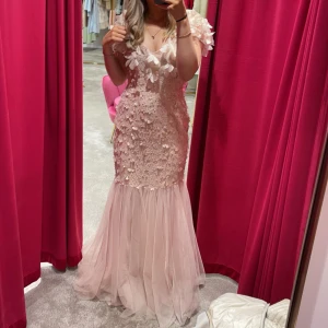 Ida Sjöstedt Pauline klänning - Endast använd en gång på ett bröllop, är i väldigt bra skick, alla blommor är kvar Köpt på nk för 6799kr Har kvittot Är runt 166cm Kan gå ner lite i pris vid snabb affär