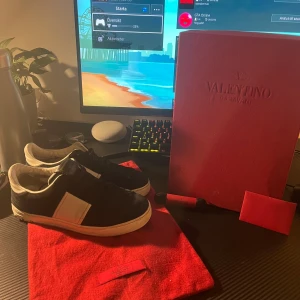 Valentino Garavani Open sneakers svart/vit - Säljer mina valentino flycrews i storlek 36 passar 37-38 mycket bra skicka 8/10 kommer med box dustabag skosnöre om man inte vill ha med det kan priset sänkas.