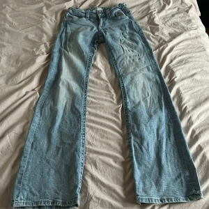 Ljusblå low bootcut jeans från Gina Tricot - Säljer dessa jätte snygga jeans från gina young💞 De är i storleken 164 tall! 
