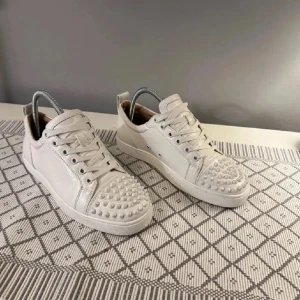 Vita Louboutin sneakers med nitar - säljer dessa vita loubs för använder inte de så mkt, köpta på plick så kan diskutera pris. första två bilderna är lånade av tjejen jag köpte av, tredje har jag på mig dom! Intressekoll så skriv!!