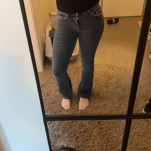 Blå bootcut jeans från Gina Tricot - blå bootcut jeans från Gina Tricot, modell Perfect Jeans. Jeansen är i mjuk bomullsdenim. knappt använda. säljer för de är för små för mig