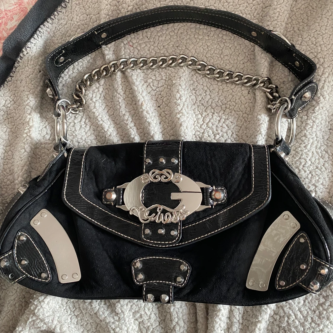 Svart vintage Guess väska med nitar