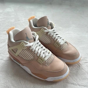 Nike Air Jordan 4 ”shimmer” - Säljer ett par Nike Air Jordan 4 sneakers i färgen shimmer. Väldigt unika och svårköpt skor. Fått i presenten kvitto kan fixas på begäran. Änvänd endast 3 gånger då de varit för stora. 