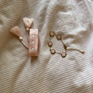 Säljer två st rosa armband köpt på marknad. - Säljer två st rosa armband köpt på marknad. Fina om du har på dig de med andra smycken.