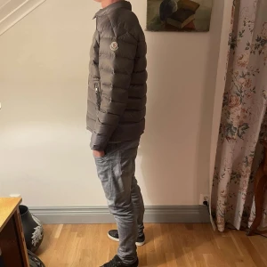Moncler  - Snygg grå dunjacka från Moncler med dragkedja och två fickor framtill. Storlek S/M, jackan har en slimmad design och är perfekt för kyligare väder❄️ frågor? Skriv!