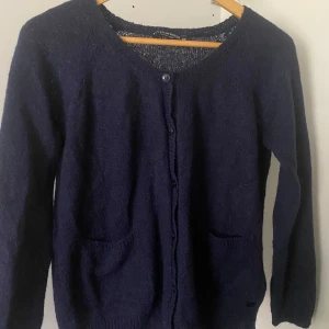 Stickad kofta - Marinblå kofta med knappar och fickor fram i mohairblandning 🫶lite stickig