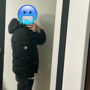 Svart Moncler Montgenevre  - Säljer en svart pufferjacka från Moncler med huva och dragkedja. Jackan har en klassisk Moncler-logga på ärmen och stora fickor framtill. Perfekt för kalla dagar och riktigt skön att bära. Passformen är normal och jackan är dunfylld för extra värme. Storlek 2 