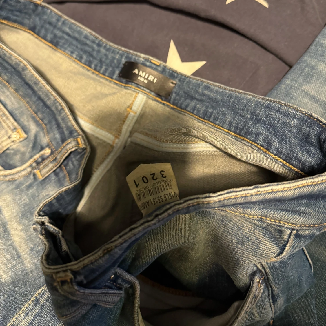 Blå ripped jeans från Amiri med patchar - 3