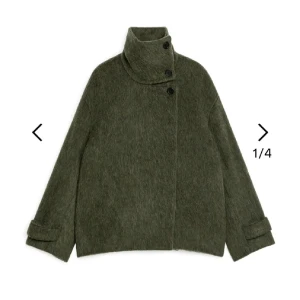 Grön Arket jacka - Säljer denna olivgröna korta kappa ifrån ARKET som har krage och dubbla knappar framtill. Jackan har en loose passform och långa ärmar med snygga detaljer vid mudden. Perfekt för dig som gillar stilrena och tidlösa plagg med lite edge. Den är i storlek 34 men jag som brukar vara en 38 sitter den helt perfekt på (dom är kända för att vara sjukt stora i storlekarna på sina jackor!) jag älskar denna jacka men den används desvärre inte. Den är helt slutsåld och jag köpte den för 2290kr.