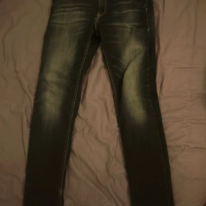 Replay jeans - Säljer dessa feta replay jeans i storlek 28/30 ungefär om man ska överföra till man storlek