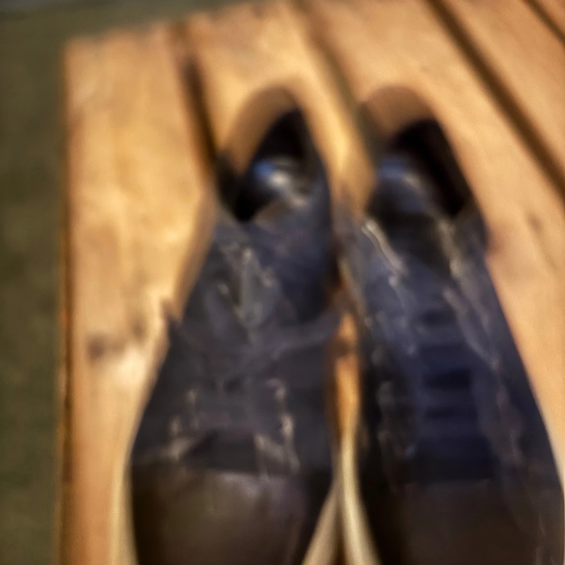 Svarta sneakers med lackad tå - 2