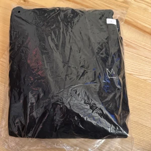 Hov1 hoodie i stl L - Kollar intresset på min oöppnade Hov1 hoodie i storlek L. Hoodien är köpt på hov1’s konsert i Göteborg (2025), har kvar plasten runt och är inte testad!💘Helt ny med andra ord!☺️