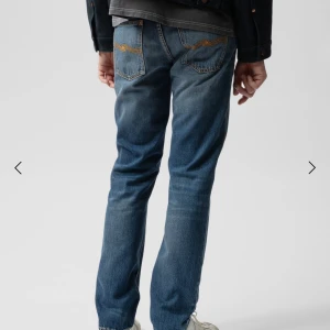 söker 5 st nudie jeans 12-13 år - Snygga blå jeans från Nudie med klassisk rak passform och coola slitningar baktill. Jeansen har kontrastsömmar på bakfickorna och är tillverkade i mjukt denimtyg. Perfekta för en avslappnad och stilren look.