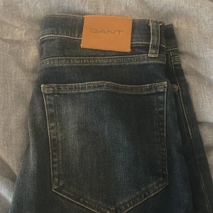 Mörkblå jeans från GANT Regular Fit 29/30 - Jeans från GANT, använda 1-2 ggr. Nytt skick nypris 1400:-