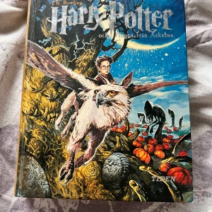 Harry Potter och fången från Azkaban - Följ Harry Potter i hans tredje år på Hogwarts, där magi, mystik och faror väntar. En gripande berättelse fylld av spänning, magiska varelser och oväntade vändningar – perfekt för unga äventyrare och fantasyälskare!