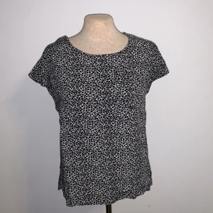 Fyra tröjor  - Bild 1: svart och vit prickig/fläckig överdel från OBJECT storlek 34. Bild 2: Top från jacky mills storlek xs. Bild 3: Skönt nattlinne från MONKI storlek xs Bild 4: ytterligare ett nattlinne från Soaked in luxury, storlek S