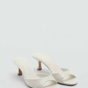 Mango klackar - Stilrena vita sandaler från Mango med öppen tå och låg klack. Helt nya med prislapp!