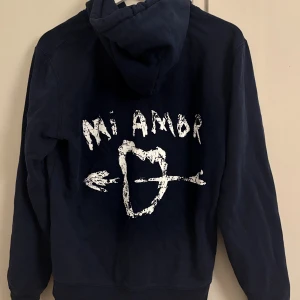 Mörkblå hoodie Mi Amor Mira Paris - Säljer en mörkblå hoodie från Mira Paris då den inte används🤍Nypris var 1720 kr