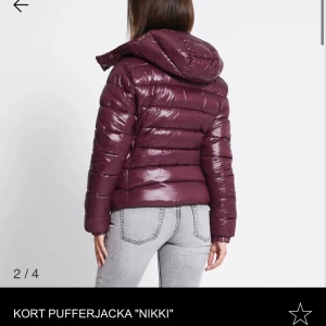Helt oanvänd jacka  I SVART  - den är svart och är en vinterjacka som liknar moncler väldigt eftertraktad nu. 