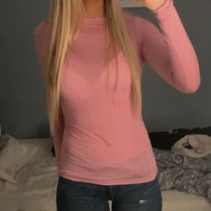 Intimissimi topp i kashmir  - Superfin rosa tunn långärmad tröja i kashmir från intimissimi, sitter fint på kroppen och är sparsamt använd💕 färgen finns inte att köpa på hemsidan längre 