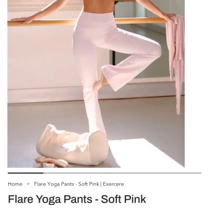 Ljusrosa flare yogabyxor - Supermjuka och stretchiga ljusrosa yogabyxor med hög midja och utsvängda ben. Använda enstaka gånger 