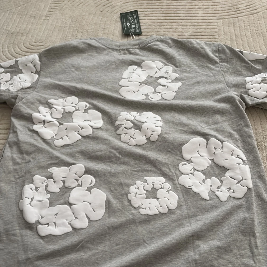 Grå blommig t-shirt från Denim Tears - 3