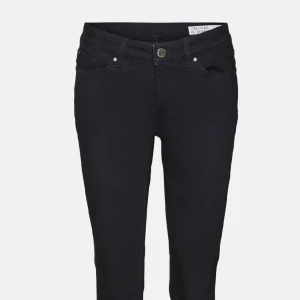 Svarta  jeans från Vero Moda - Svarta jeans från Vero Moda med klassisk femficksdesign. Modellen har bälteshällor, knapp och dragkedja framtill samt raka bakfickor. Materialet är stretchigt jeans för en bekväm känsla och snygg siluett.