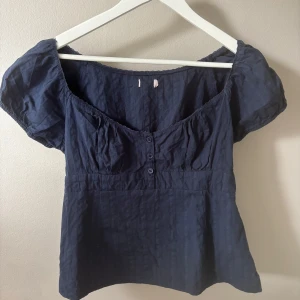 Trendig topp från Nelly - Super fin trendig topp från Nelly! Köpt här på Plick💙 är i storlek M