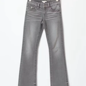 Grå bootcut jeans med låg midja - Säljer ett par super snygga går jeans med fickor bak från gina Young! De är i bra skick och i storlek 164!