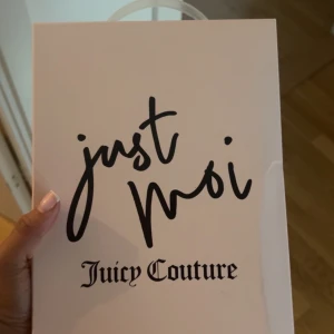 Juicy Couture sminkspegel rosa - Supersnygg sminkspegel från Juicy Couture i ljusrosa med texten 'just moi' på framsidan. Har köpt den i usa då produkten inte finns i Sverige! Spegeln är hopfällbar och perfekt för sminkbordet. Kommer i originalförpackning och är lätt att ta med sig. Ger en lyxig känsla till din smink rutin. Har inte använt den så den är helt ny!😍