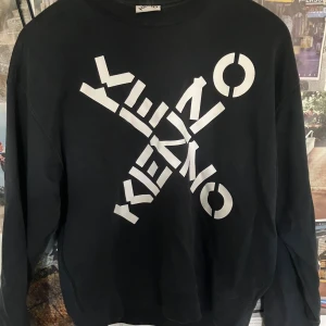 Svart Kenzo sweatshirt med stor logga - Svart sweatshirt från Kenzo med stor vit logotyp tryckt 