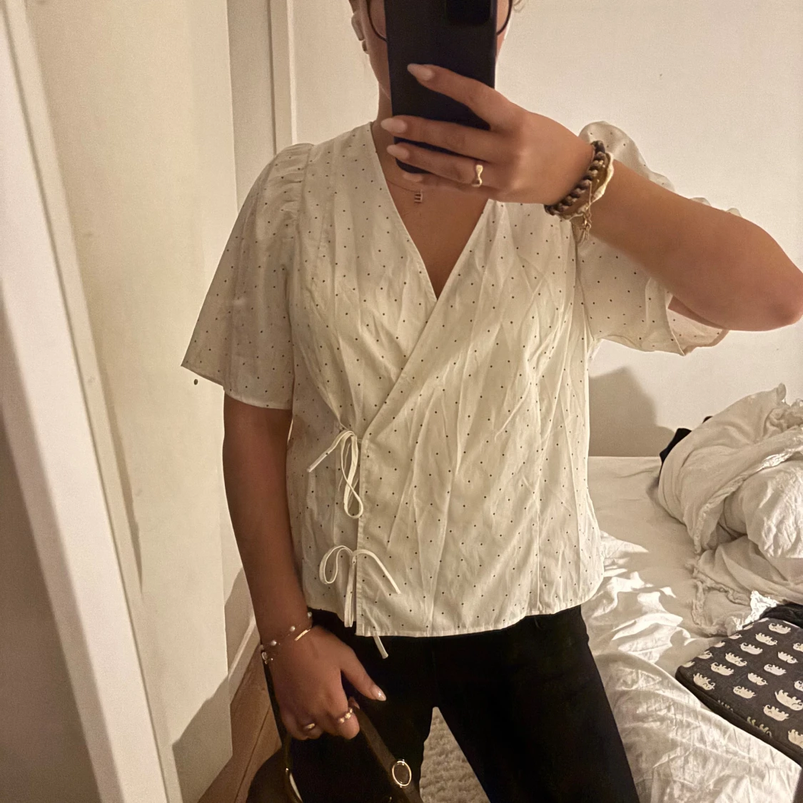Vit omlottblus med prickigt mönster - 1