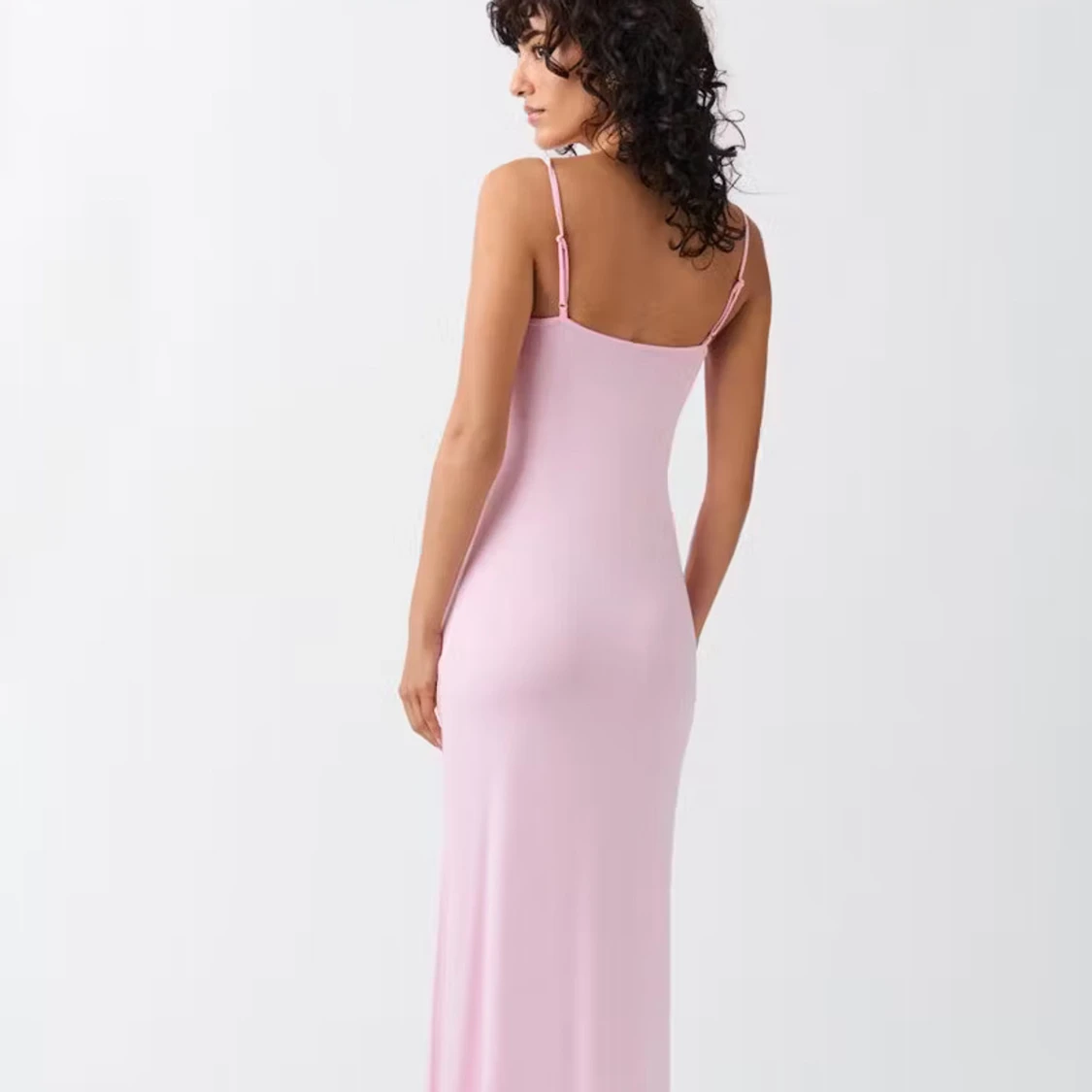 Ljusrosa långklänning med smala axelband - 2