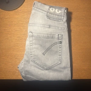 Dondup jeans - Nästan helt nya Dondup jeans, W28, nypris 4000kr, inga defekter. Endast sömmen som lossnat lite på vänstra fickan ser på bild 2. Perfekt nu inför hösten. Skinny fit modell.          Hör av er om ni undrar nått!😉
