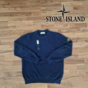 Marinblå Stone Island Sweatshirt  - Säljer en exklusiv Stone Island sweatshirt i marinblått. Helt ny med originaletiketter kvar. Stickad crewneck i mjuk, högkvalitativ bomull med skön passform. Ikonisk, avtagbar kompass-patch på vänster ärm. Perfekt för dig som gillar stilren design med premiumkänsla! 📦 Snabb frakt – skickas samma dag 📌 Kontakta mig gärna vid frågor! 🙏  