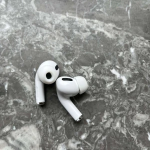 Vita hörlurar  - Vita hörlurar som är inplastade och oanvända kommer även med laddare