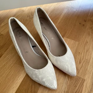 Klackskor  - Klackskor från Tamaris. Använda 1gång. Storlek 39. Pris: 150kr