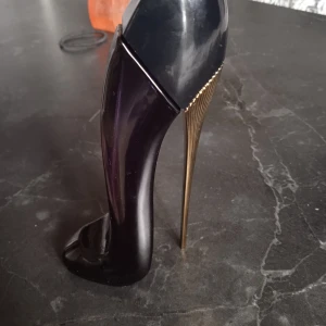 Good Girl parfym från Carolina Herrera - Säljer en ikonisk Good Girl parfym från Carolina Herrera. Flaskan är formad som en högklackad sko i svart och mörklila glas med en elegant guldfärgad klack. Perfekt som statement på sminkbordet och en favorit bland trendiga dofter.OBS! Mindre än halva kvar