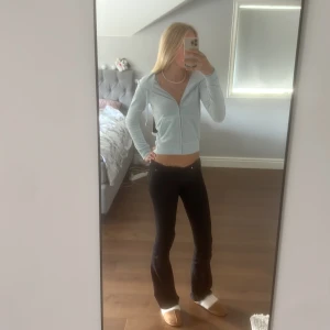 Ljusblå Juicy Couture hoodie XS - Säljer ELLER byter mot annan färg, juicy couture kofta i XS färg: Ljusblå. Nästan helt oanvänd! Nypris: 1200kr, pris kan diskuteras!