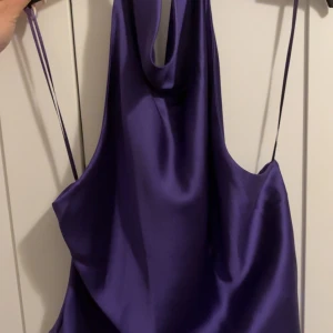 Zara - Lila satin topp  - Säljer en snygg lila topp i satin med draperad halsringning. Toppen har en slinky känsla och är perfekt för dig som gillar att sticka ut med färg. Oanvänd, prislapp på. Storlek M. 