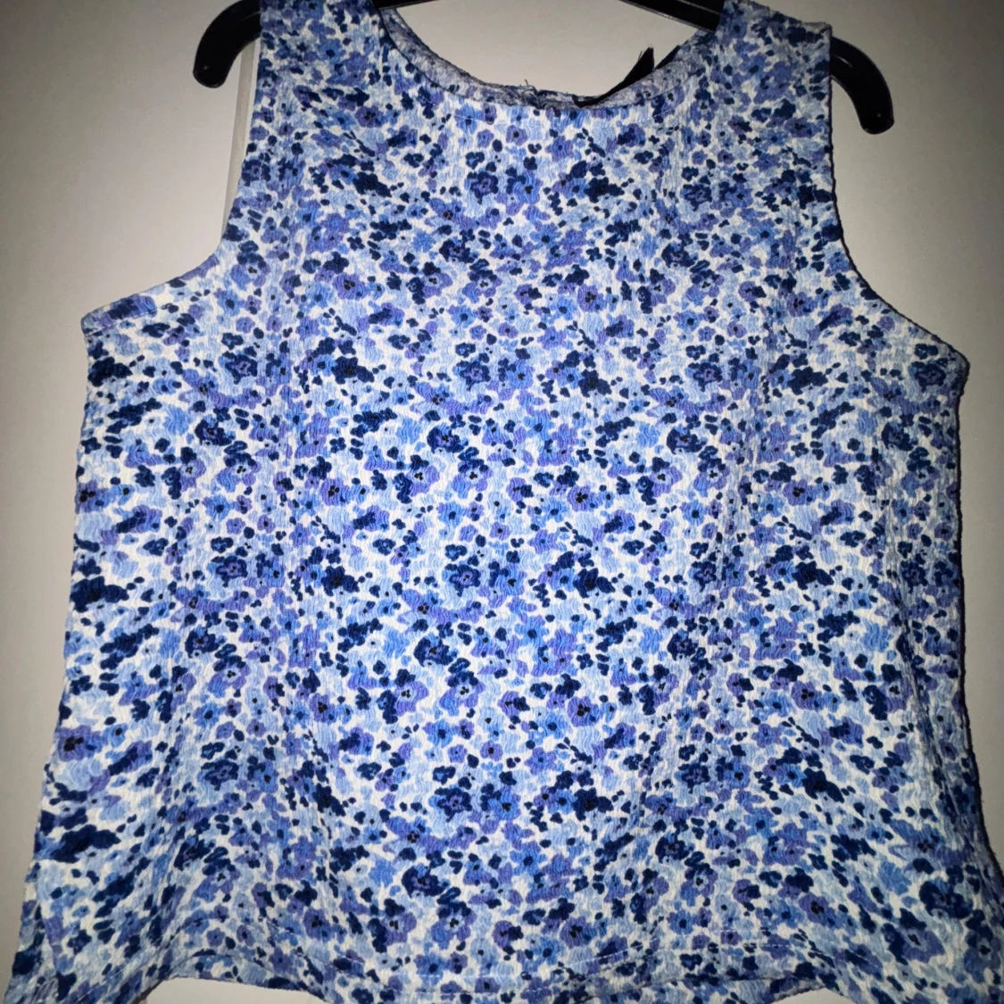 Blommig blå ärmlös linnetopp