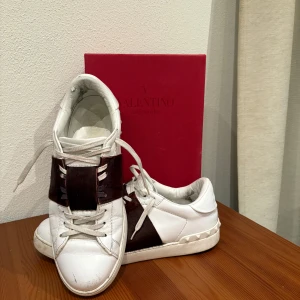 Valentino Opens  - Säljer mina skor för att de är för små och vill köpa ett par andra skor, storlek 43 skick 8/10 inget og ingår, pris går att diskutera vid snabb affär, vid frågor eller funderingar är det bara att DMa! 🙌🏻