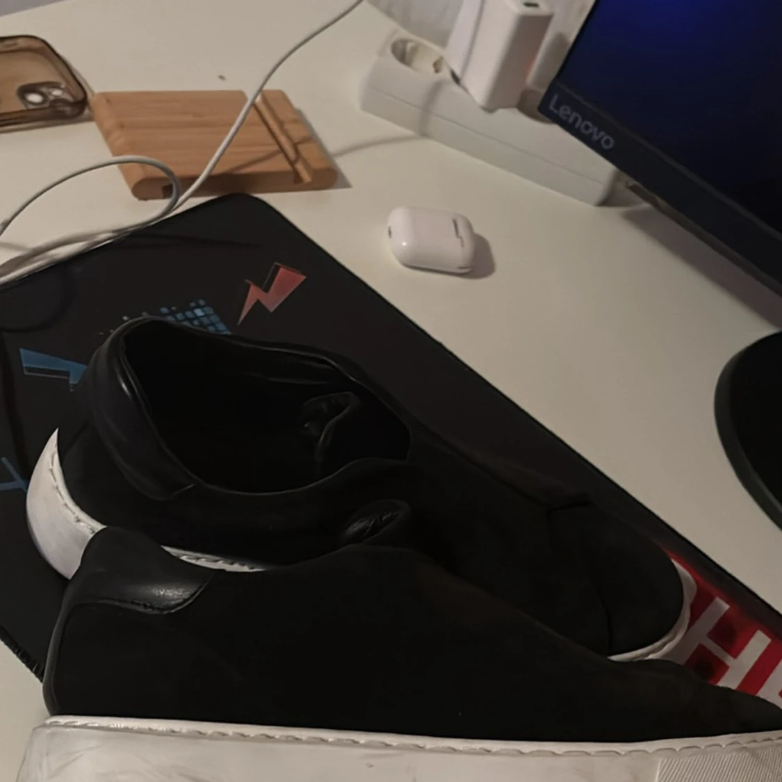 Svarta slip-on sneakers med vit sula - 1