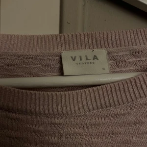 Ljusrosa stickat - Supersöt ljusrosa stickad tröja från Vila med diskret strukturmönster. ❤️