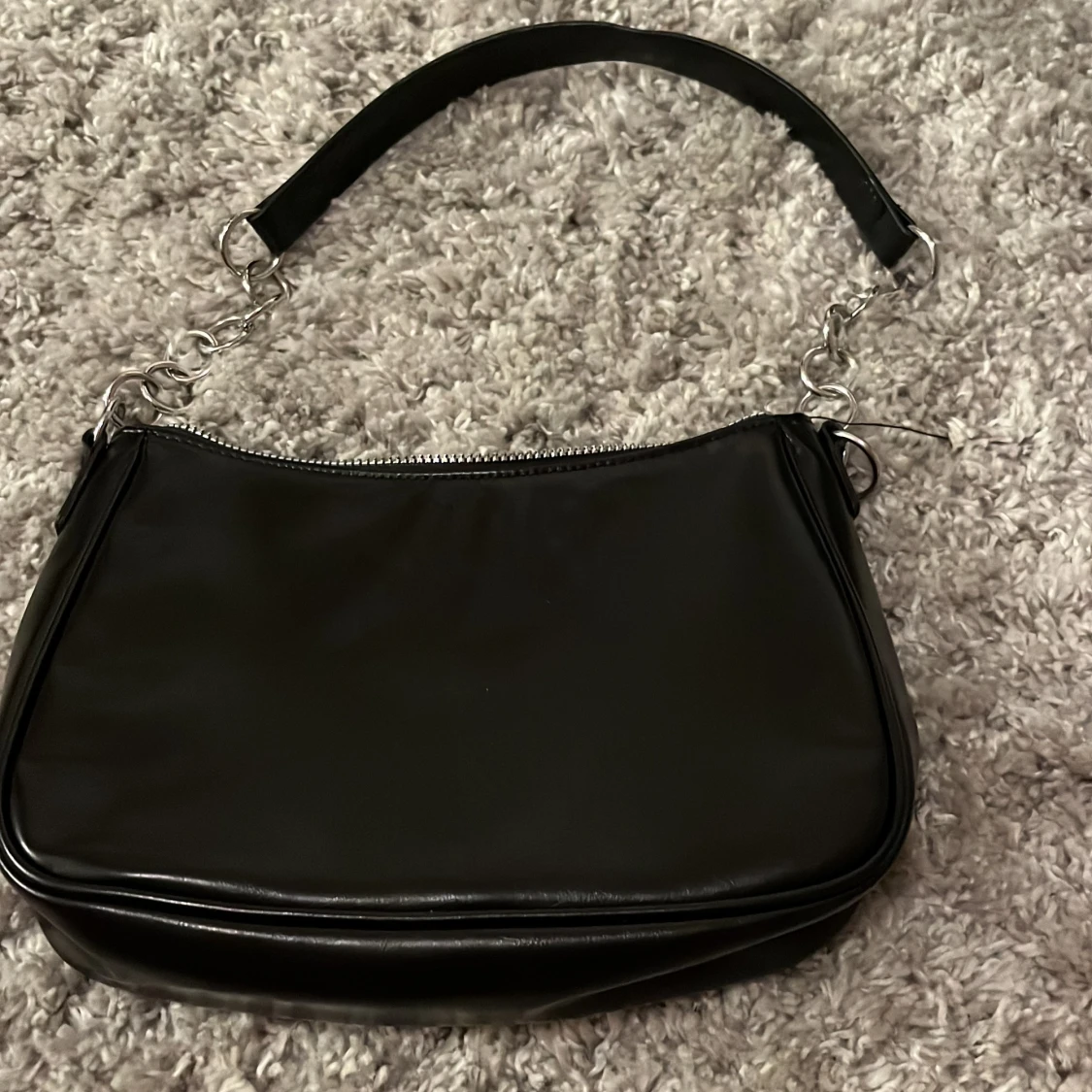 Svart axelväska med hjärtdetalj - 1