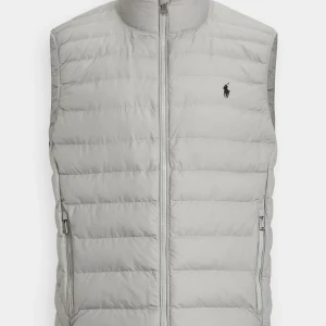 Ljusgrå  Polo Ralph Lauren väst - Snygg ljusgrå dunväst från Polo Ralph Lauren produkten är slutsåld näst intill överallt… med klassisk quiltad design och dragkedja framtill. Västen har två fickor med dragkedja och ikonisk broderad logga på bröstet. Perfekt att slänga över en hoodie eller tröja för extra värme. Nya pris 3300 mitt pris 2200 