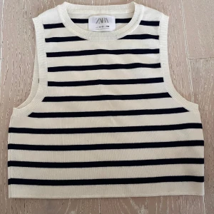 Randigt linne från Zara - Gulligt stickat linne från Zara med mörkblåa ränder!