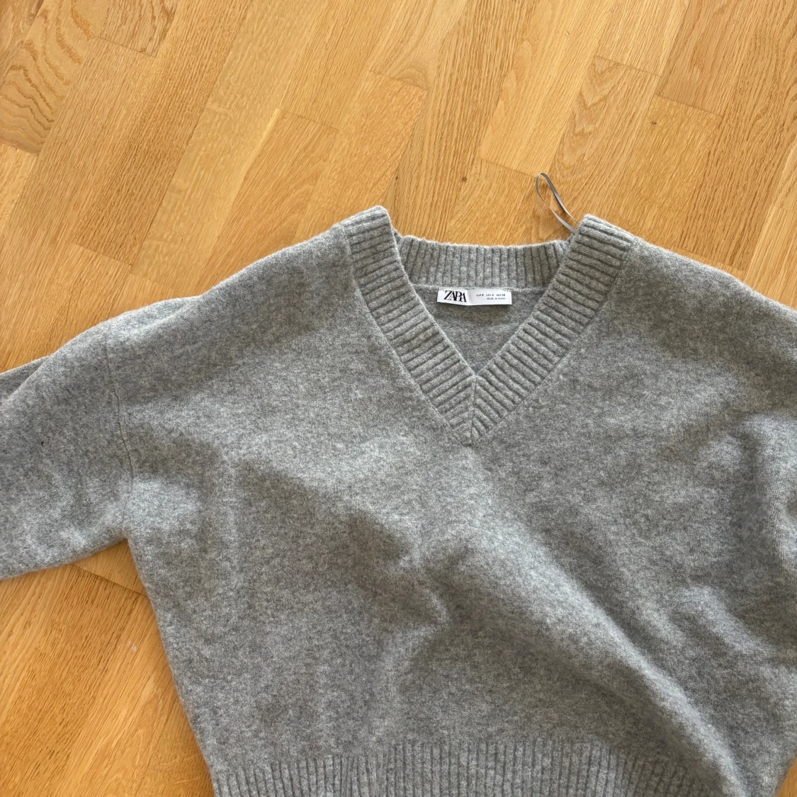 Grå stickad v-ringad tröja från Zara - 2