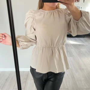 Beige blus  - Söt beige blus ifrån Zara med öppen rygg💞